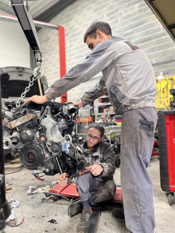 garage pitauto spécialisé dans les voitures bmw et remplacement de chaine de distribution BORDEAUX