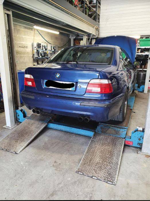 Vidange du moteur avec remplacement de filtre sur BMW M5 e39 à Saucats
