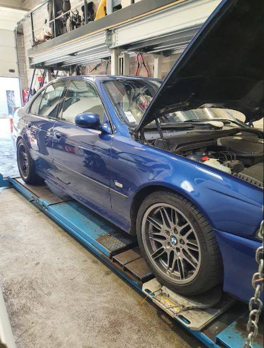 Vidange du moteur avec remplacement de filtre sur BMW M5 e39 à Saucats